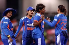 विकेट का जश्न मनाती भारतीय टीम