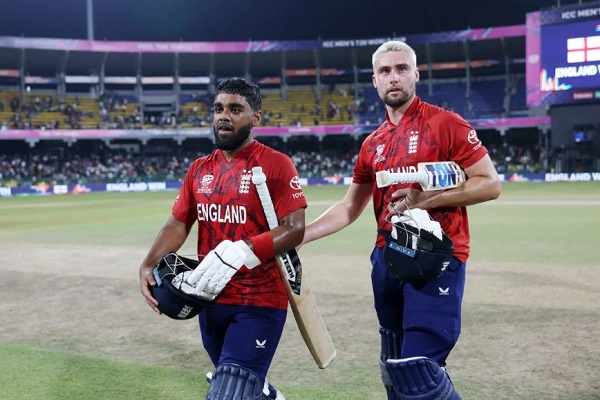 ICC टी20 विश्व कप : इंग्लैंड ने रोमांचक जीत से न्यूजीलैंड का इंतजार बढ़ाया, पाकिस्तान की उम्मीदें भी जीवंत