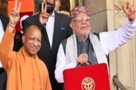 सीएम योगी व वित्त मंत्री सुरेश खन्ना