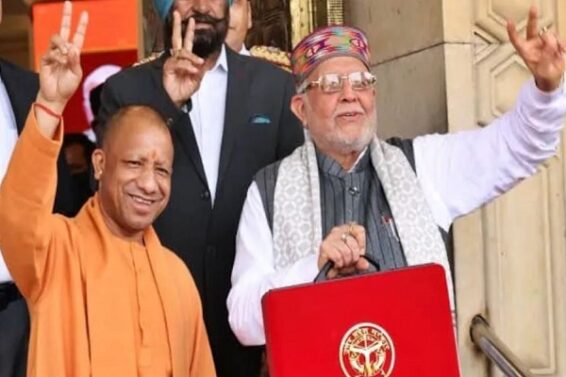 सीएम योगी व वित्त मंत्री सुरेश खन्ना