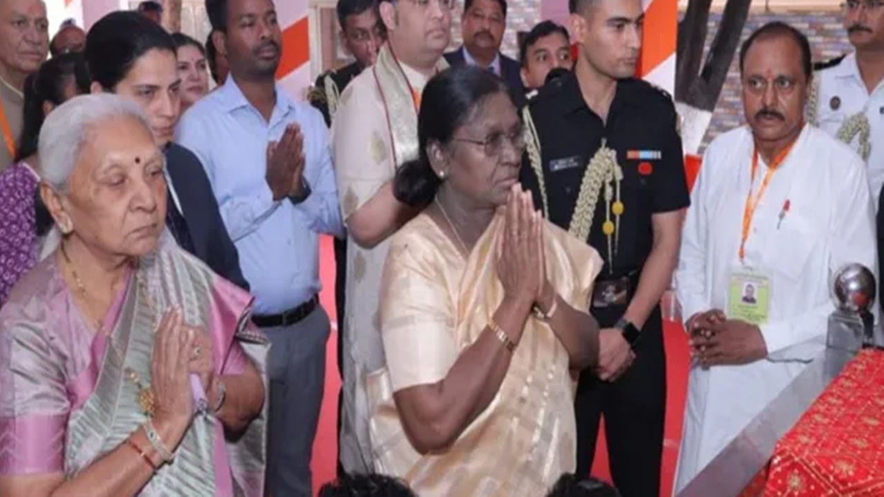 ब्रज में आस्था और सुरक्षा का अद्भुत संगम : राष्ट्रपति मुर्मू ने गोवर्धन के दानघाटी मंदिर में की पूजा-अर्चना
