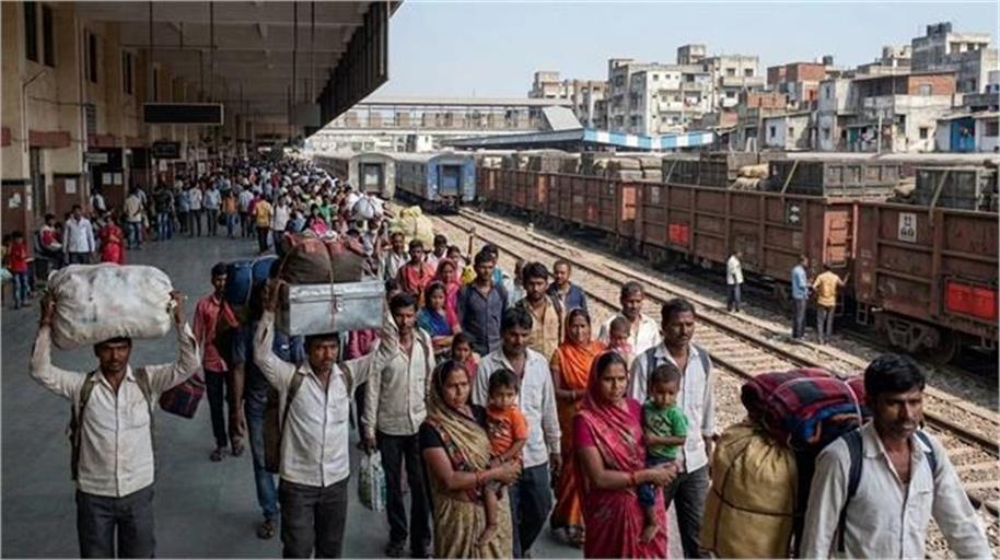 LPG संकट : गैस की कमी और महंगाई से परेशान प्रवासी मजदूर, दिल्ली-मुंबई से बिहार लौटने को मजबूर