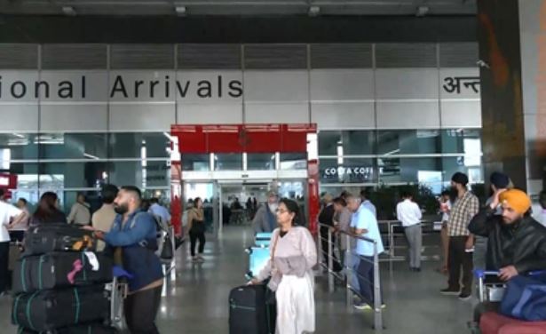 तनाव के बीच मस्कट से लौटे भारतीय नागरिकों ने ली राहत की सांस, दुबई और अबू धाबी से उड़ानें फिर से शुरू