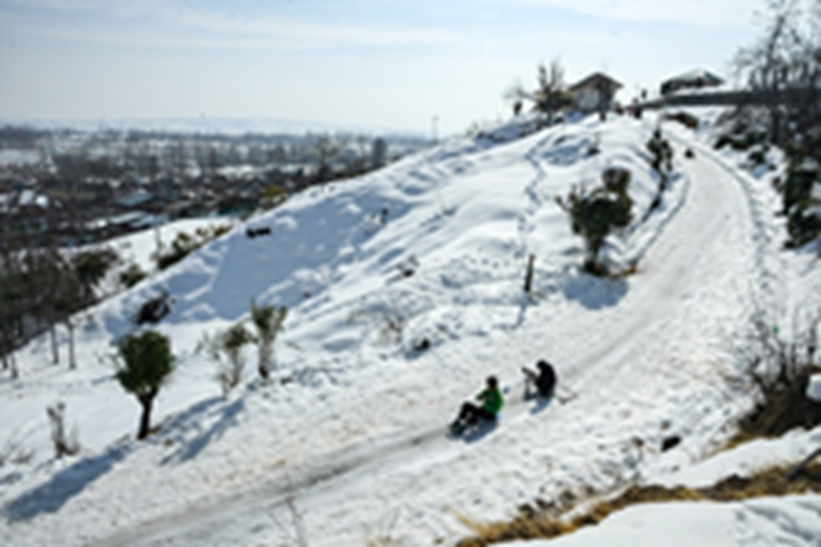 अनंतनाग में भारी बर्फबारी : सिंथन टॉप पर फंसे 200 से अधिक पर्यटक, सेना और पुलिस ने किया  रेस्क्यू