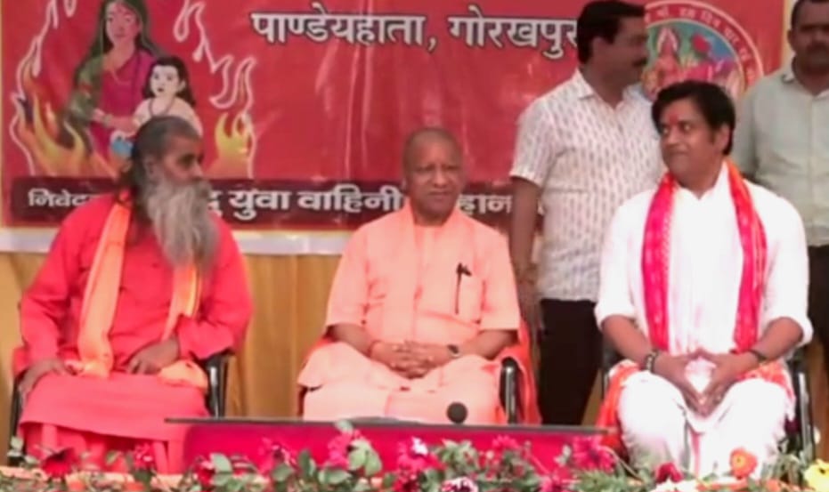 होलिका दहन उत्सव में शामिल हुए मुख्यमंत्री योगी, फूलों की बारिश से हुआ स्वागत, प्रदेशवासियों को दी होली की बधाई