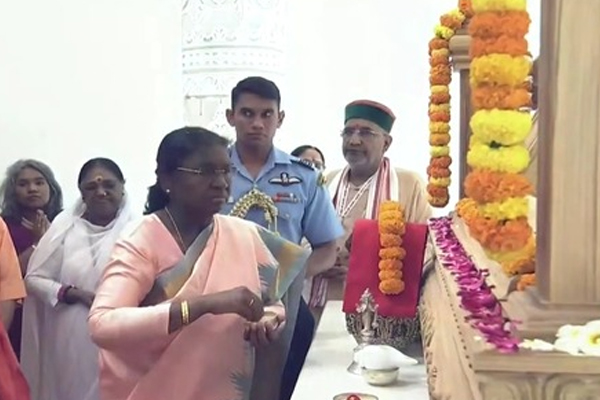 अयोध्या पहुंची राष्ट्रपति द्रौपदी मुर्मू ,‘श्रीराम यंत्र’ स्थापना पूजन में हुईं शामिल, सीएम योगी भी रहे मौजूद