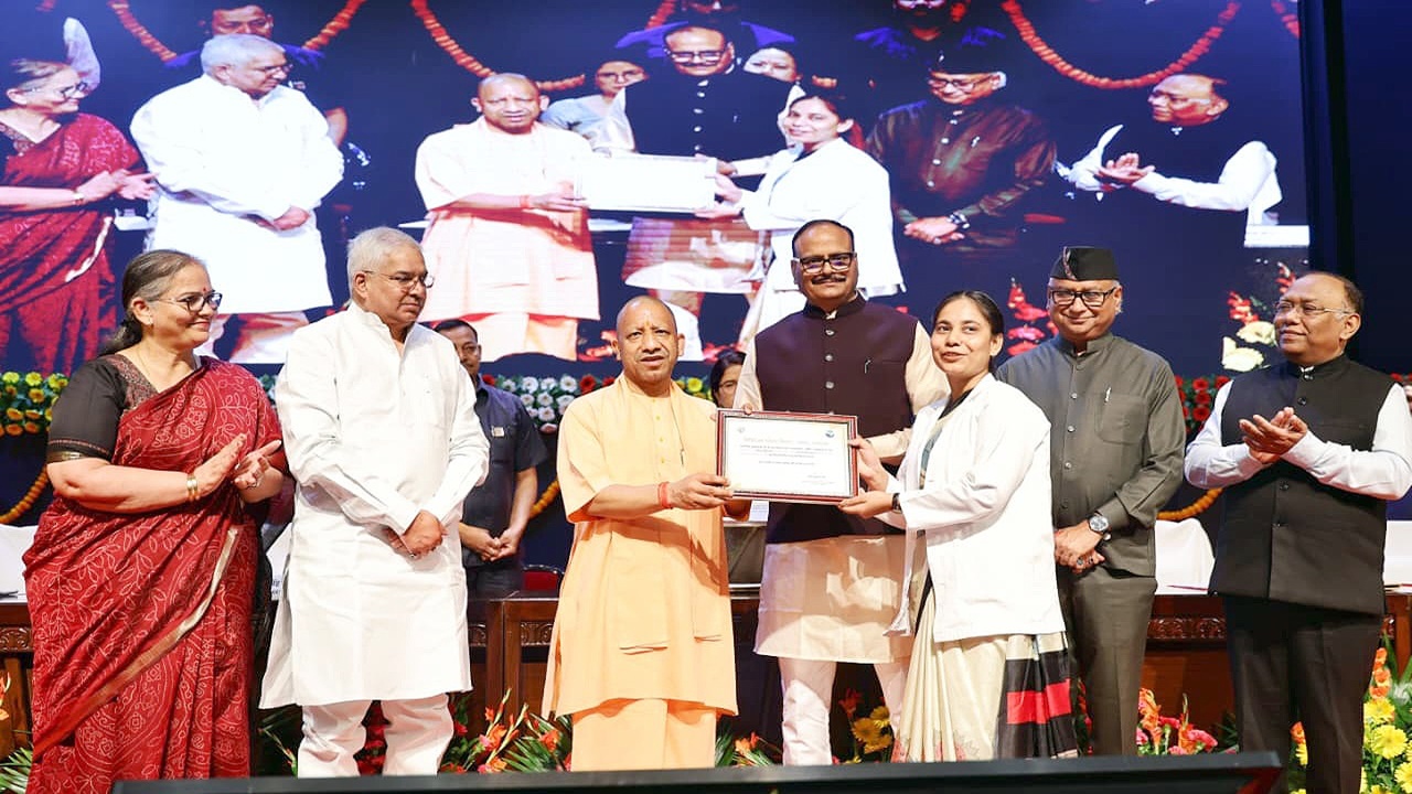 सीएम योगी ने नर्सिंग अधिकारियों को बांटा नियुक्ति पत्र, बताया सेवा और संवेदना का पेशा, कहा- विदेश में बढ़ी भारतीय नर्सों की मांग