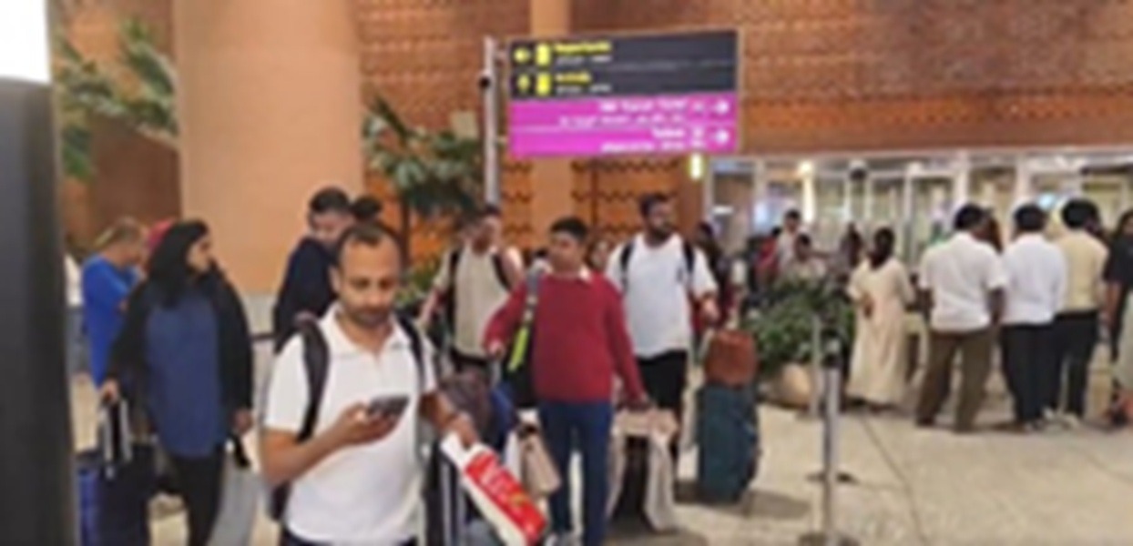 अबू धाबी से भारतीयों को लेकर बेंगलुरु पहुंची फ्लाइट, बोले यात्री- घबराने की कोई जरूरत नहीं, सब कुछ नियंत्रण में…