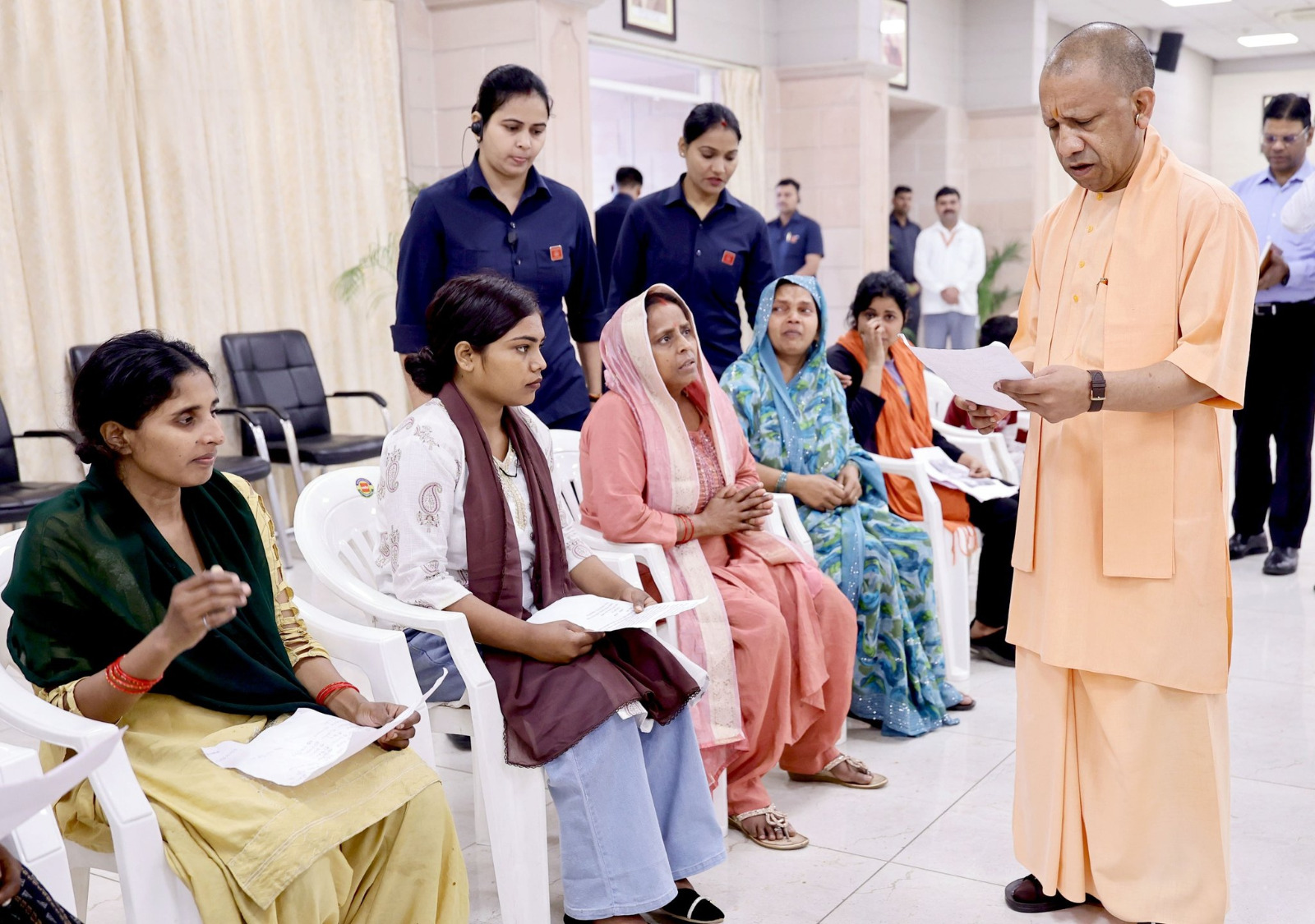 जनता दर्शन : सीएम योगी ने सुनीं समस्याएं, कहा- सभी को न्याय मिलेगा, अधिकारियों को दिए त्वरित समाधान के निर्देश