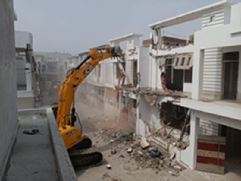 एलडीए की बड़ी कार्रवाई : लखनऊ में अवैध रो-हाउस भवनों पर चला बुलडोजर, 22 अवैध निर्माण सील