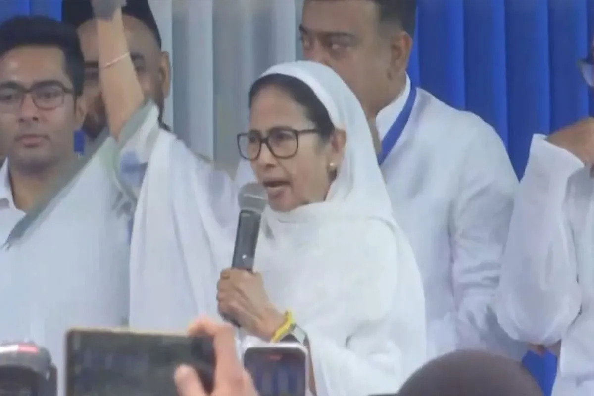ईद की नमाज के बाद नमाजियों से बोलीं ममता बनर्जी- भाजपा को मताधिकार नहीं छीनने देंगे, अंत तक लड़ेंगे