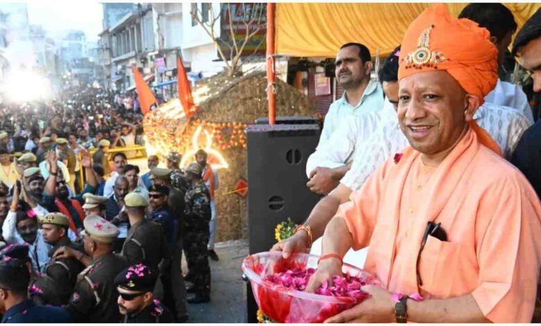 गोरखनाथ मंदिर में सीएम योगी ने होलिकोत्सव का किया शुभारंभ, कहा- सुरक्षा के भाव और शांति के माहौल में होते हैं उमंग के पर्व