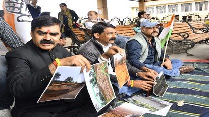 हिमाचल में सियासी घमासान : शिमला में बंबर ठाकुर का धरना, प्रतिभा सिंह ने भाजपा सांसदों पर साधा निशाना