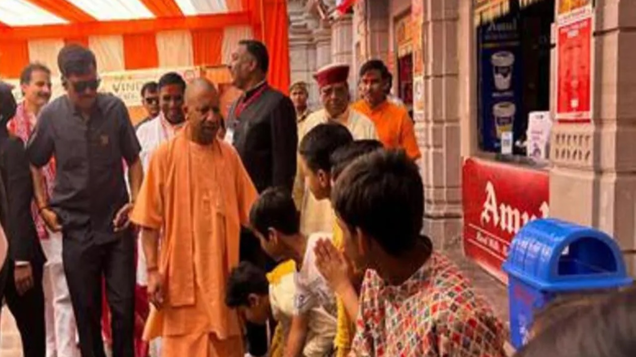 विंध्यधाम पहुंचे सीएम योगी : मां विंध्यवासिनी का दरबार में टेका माथा, नवरात्र मेले की तैयारियों का लिया जायजा