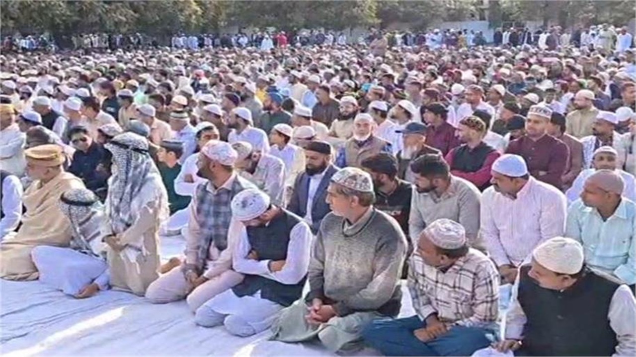 कश्मीर में बरसी रहमत! उत्साह-उमंग के साथ मनाई गई ईद, जामा मस्जिद में नमाज की नहीं मिली अनुमति