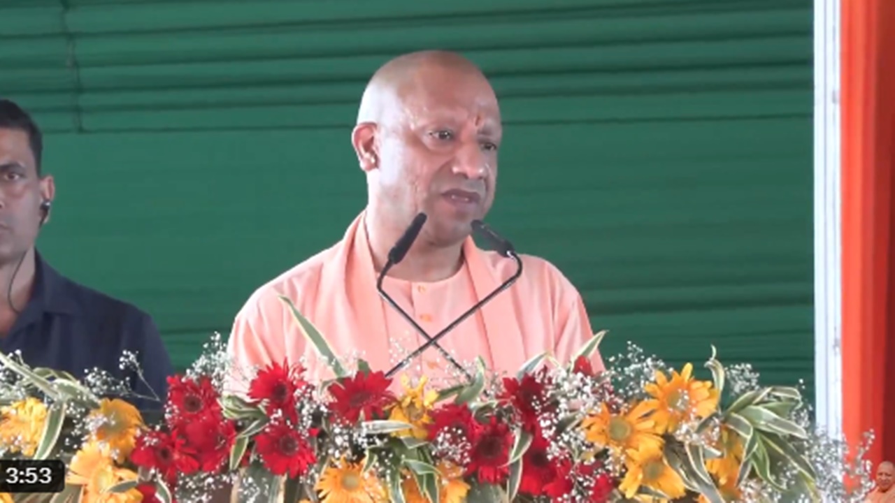 गोरखपुर में बोले सीएम योगी- लाइन लगाने की जरूरत नहीं, घर पहुंचेगा गैस सिलेंडर