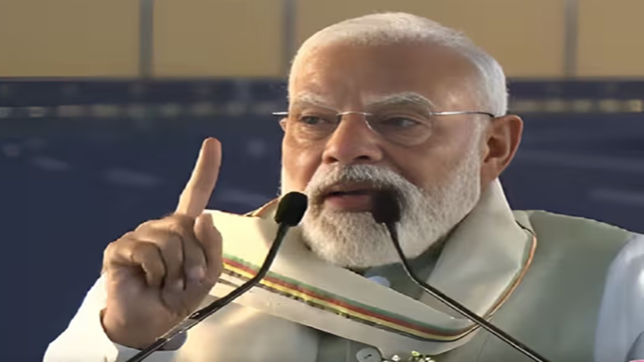 असम में गरजे प्रधानमंत्री मोदी, कहा- देश में दहशत पैदा करने की कोशिश कर रही कांग्रेस