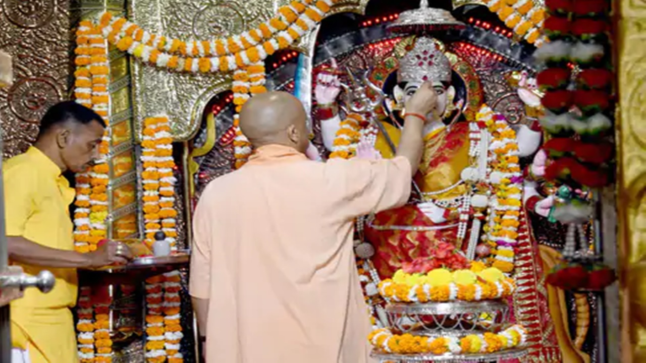 सीएम योगी का बलरामपुर दौरा : मां पाटेश्वरी के दरबार में टेका माथा, जनप्रतिनिधियों से मुलाकात कर विकास कार्यों का लिया  जायजा