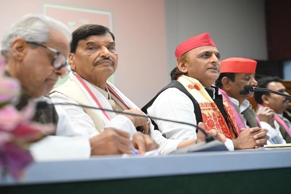 रसोई गैस के दाम बढ़ने पर नाराज अखिलेश यादव बोले- ‘जब जाएंगे भाजपाई..तब घटेगी महंगाई’