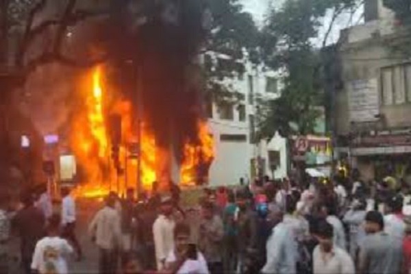 मध्य प्रदेश : इंदौर में EV चार्जिंग के दौरान घर में लगी आग, 8 लोगों की जिंदा जलकर मौत, कई सिलिंडर फटे