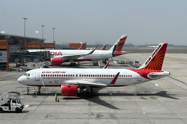 एअर इंडिया ने बढ़ाया किराया, घरेलू व अंतरराष्ट्रीय उड़ान टिकटों पर ईंधन सरचार्ज लगाने का फैसला