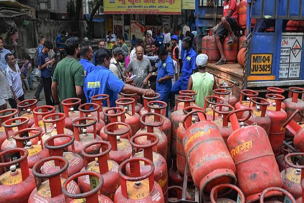 केंद्र सरकार ने दी जानकारी : एलपीजी बुकिंग घटकर 77 लाख हुईं, ईंधन की कोई कमी नहीं
