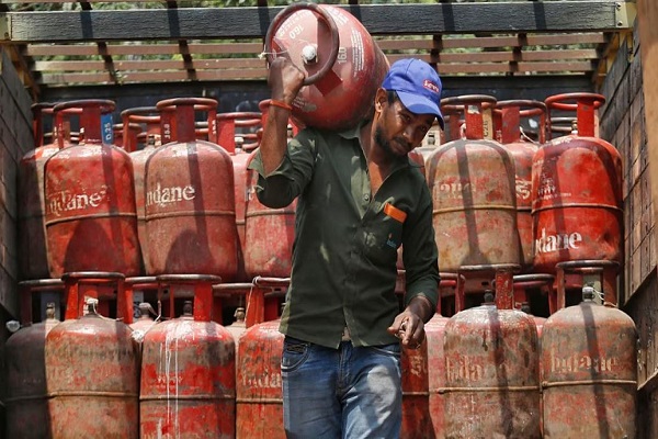 पेट्रोलियम मंत्रालय का अपडेट : भारत के पास 60 दिनों का क्रूड ऑयल बैकअप, 8 लाख टन LPG भी मंगाया