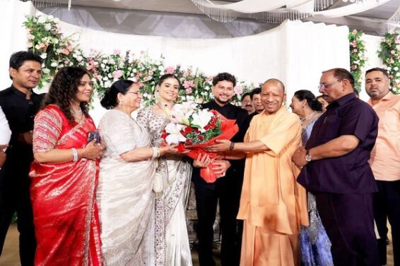 कुलदीप के रिसेप्शन में पहुंचे सीएम योगी
