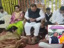 खरात का पैर धोतीं रूपाली चाकणकर