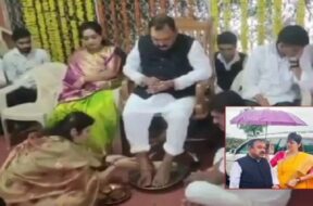 खरात का पैर धोतीं रूपाली चाकणकर