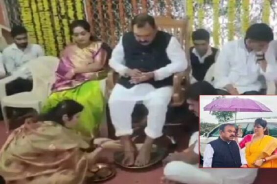 खरात का पैर धोतीं रूपाली चाकणकर