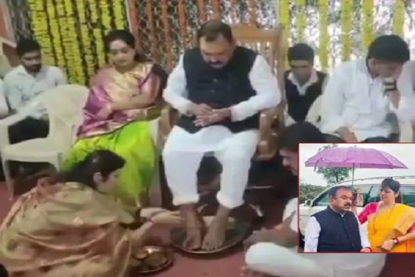 महाराष्ट्र : सीएम फडणवीस ने राज्य महिला आयोग की अध्यक्ष रूपाली चाकणकर से मांगा इस्तीफा, वायरल वीडियो में रेप आरोपित खरात के धो रही थीं पैर