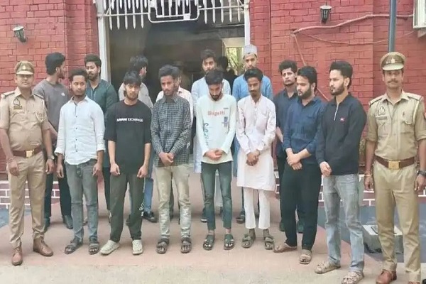 वाराणसी : गंगा में नाव पर हुई इफ्तार पार्टी का वीडियो वायरल, नदी में अवशेष फेंकने के आरोप में 14 गिरफ्तार