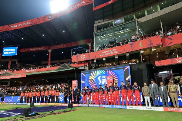 आईपीएल-19 : उद्घाटन मैच से पहले गत वर्ष हुई भगदड़ में जान गंवाने वाले 11 प्रशंसकों को दी गई श्रद्धांजलि