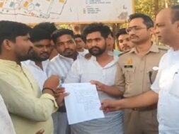 जिला प्रशासन को पत्रक सौंपते छात्र