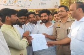 जिला प्रशासन को पत्रक सौंपते छात्र