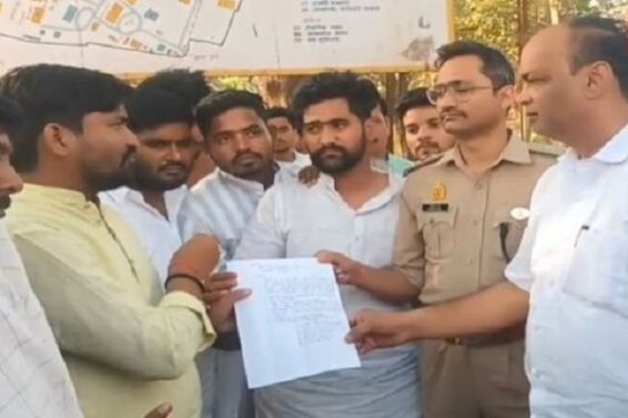 जिला प्रशासन को पत्रक सौंपते छात्र