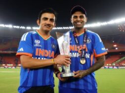 ट्रॉफी के साथ गौतम गंभीर व सूर्यकुमार यादव