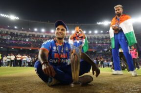 ट्रॉफी के साथ सूर्या