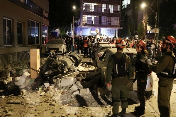 सुरक्षा प्रमुख लारिजानी की हत्या के बाद ईरान का जवाब- तेल अवीव में 100 से ज्यादा ठिकानों पर मिसाइल अटैक