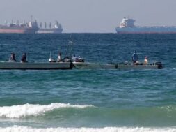 दो और भारतीय जहाज होर्मुज से गुजरे