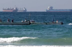 दो और भारतीय जहाज होर्मुज से गुजरे
