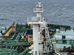 दो जहाज भारत की ओर रवाना1