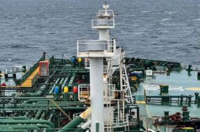 दो जहाज भारत की ओर रवाना1