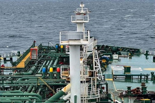 होर्मुज को पार कर भारत की ओर रवाना हुए 92,600 टन एलपीजी ला रहे दो जहाज