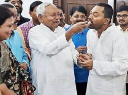 बेटे निशांत को मिठाई खिलाते नीतीश