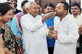 बेटे निशांत को मिठाई खिलाते नीतीश