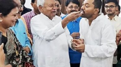 बेटे निशांत को मिठाई खिलाते नीतीश