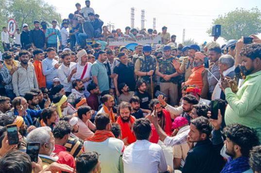 फरसा वाले बाबा की मौत के बाद हुए बवाल पर मथुरा पुलिस की बड़ी कार्रवाई, 22 नामजद व सैकड़ों अज्ञात के खिलाफ मुकदमा दर्ज, 14 गिरफ्तार