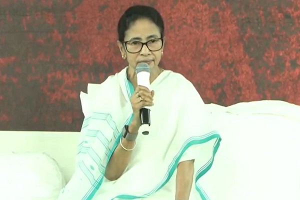 पश्चिम बंगाल : वोटर लिस्ट से मनमाने ढंग से वोटरों के नाम हटाने के खिलाफ सीएम ममता बनर्जी का धरना